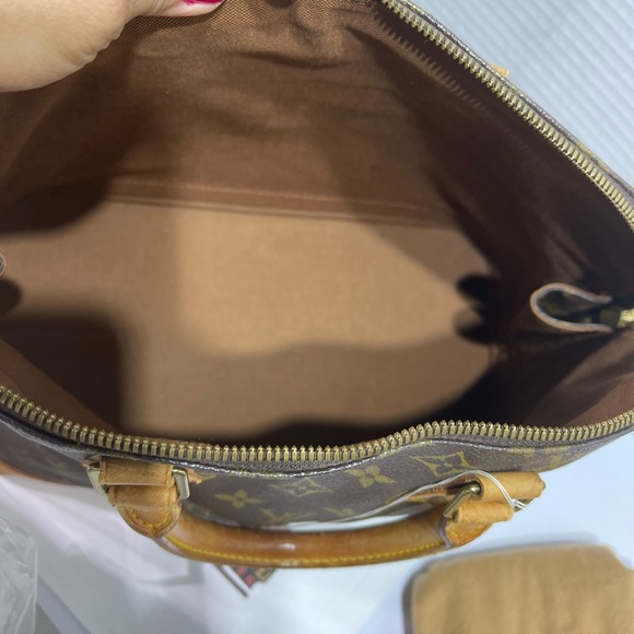 Louis Vuitton Alma no d ring in Monogram comes with dust bag, lock and key. - Picture 11 of 15